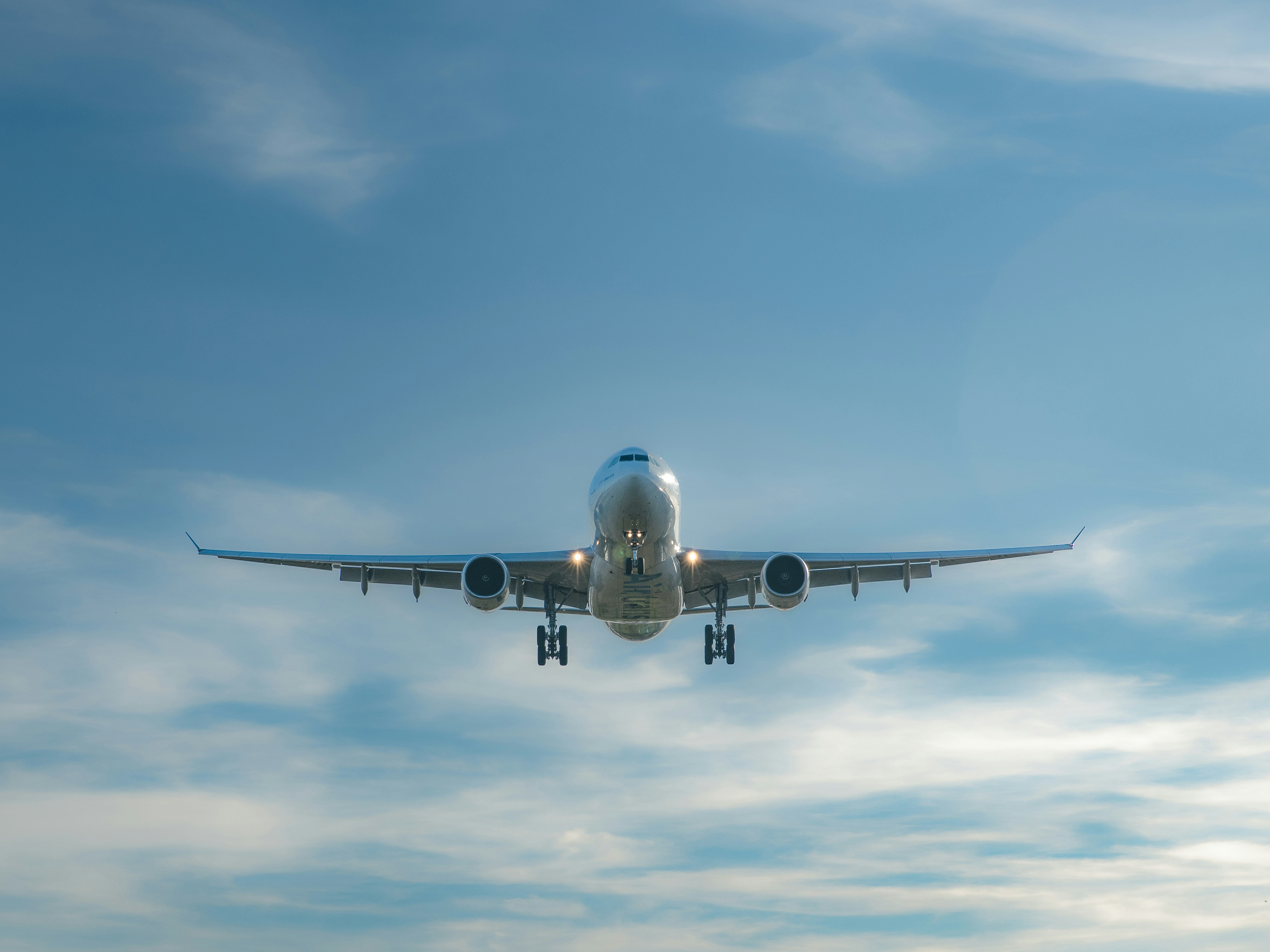 commercial jet aircraft dumping fuel from wings
