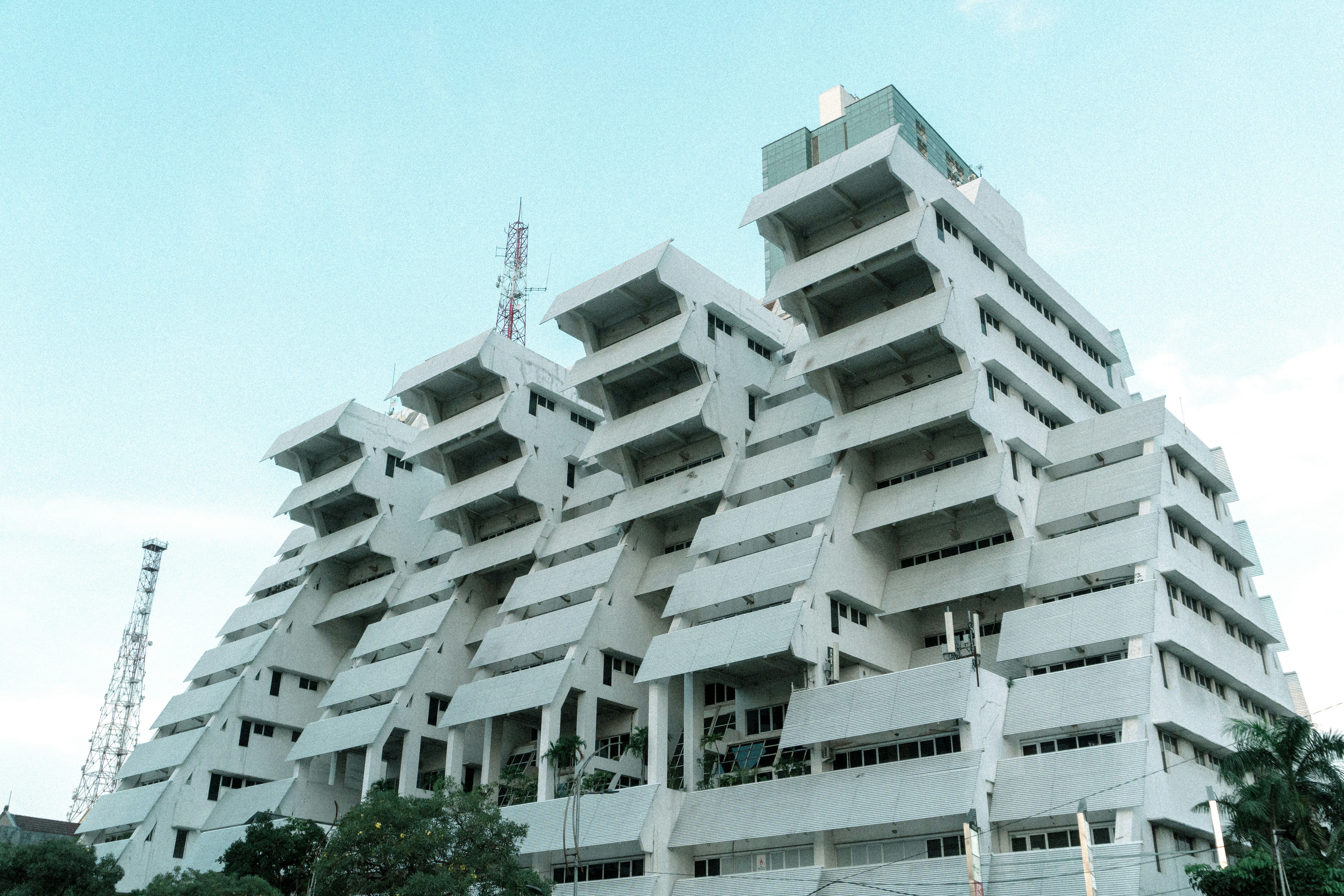 Modernes Stufengebäude vor strahlend blauem Himmel
