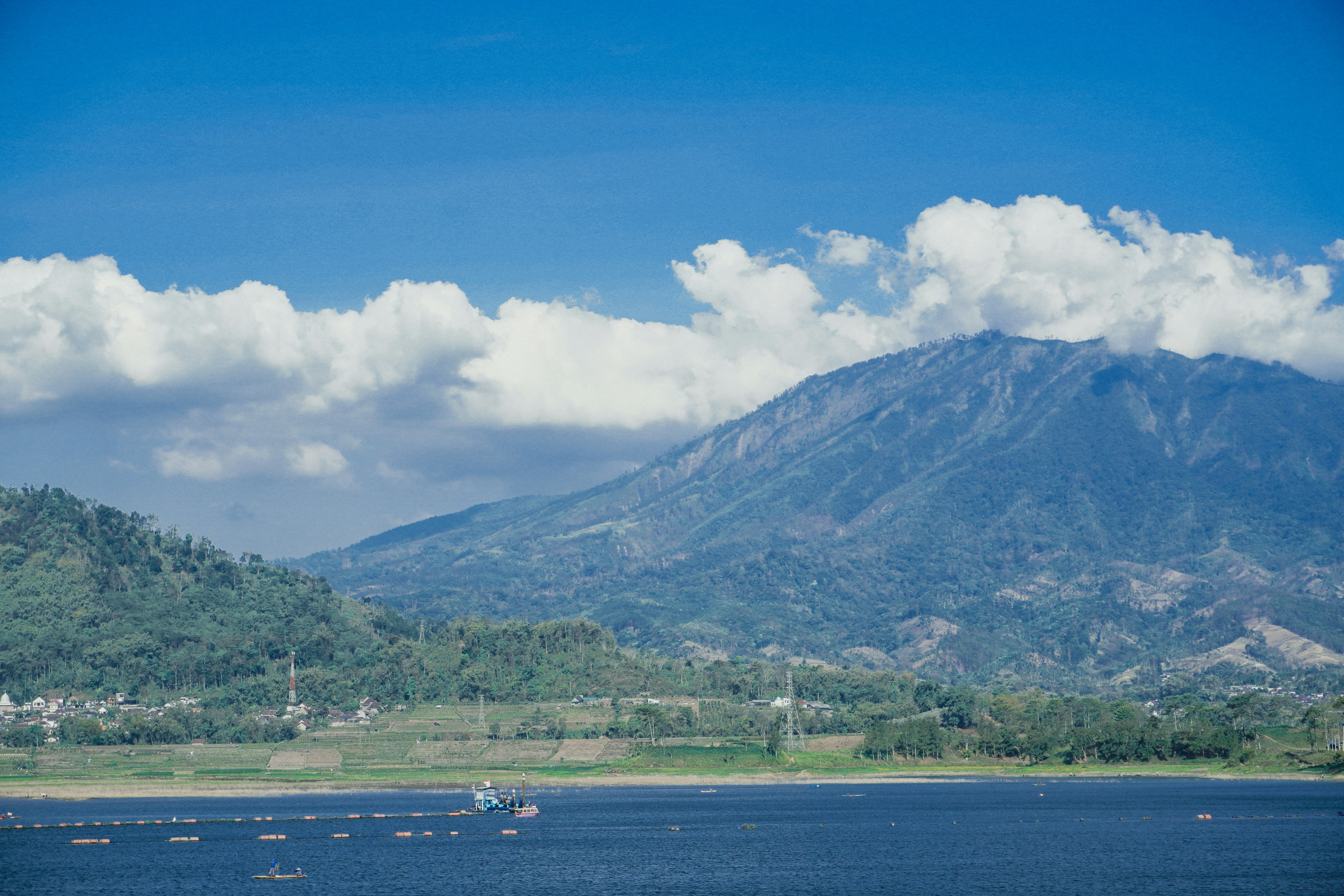 Majestätischer Berggipfel unter strahlend blauem Himmel.