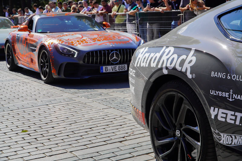 Autos de lujo en calle exclusiva