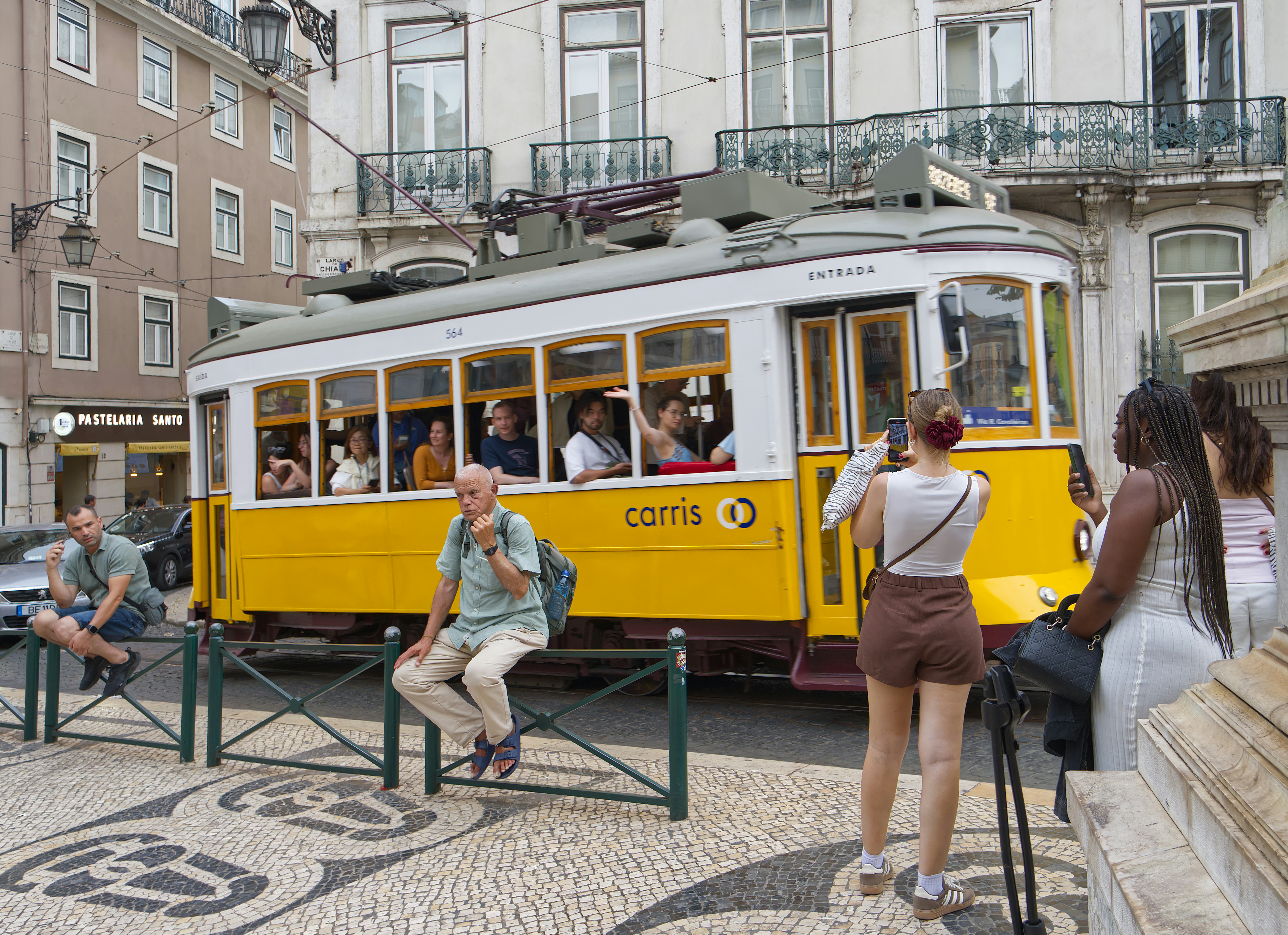 Family travel Lisbon: Mastering the Bus Network: A Family’s Guide
