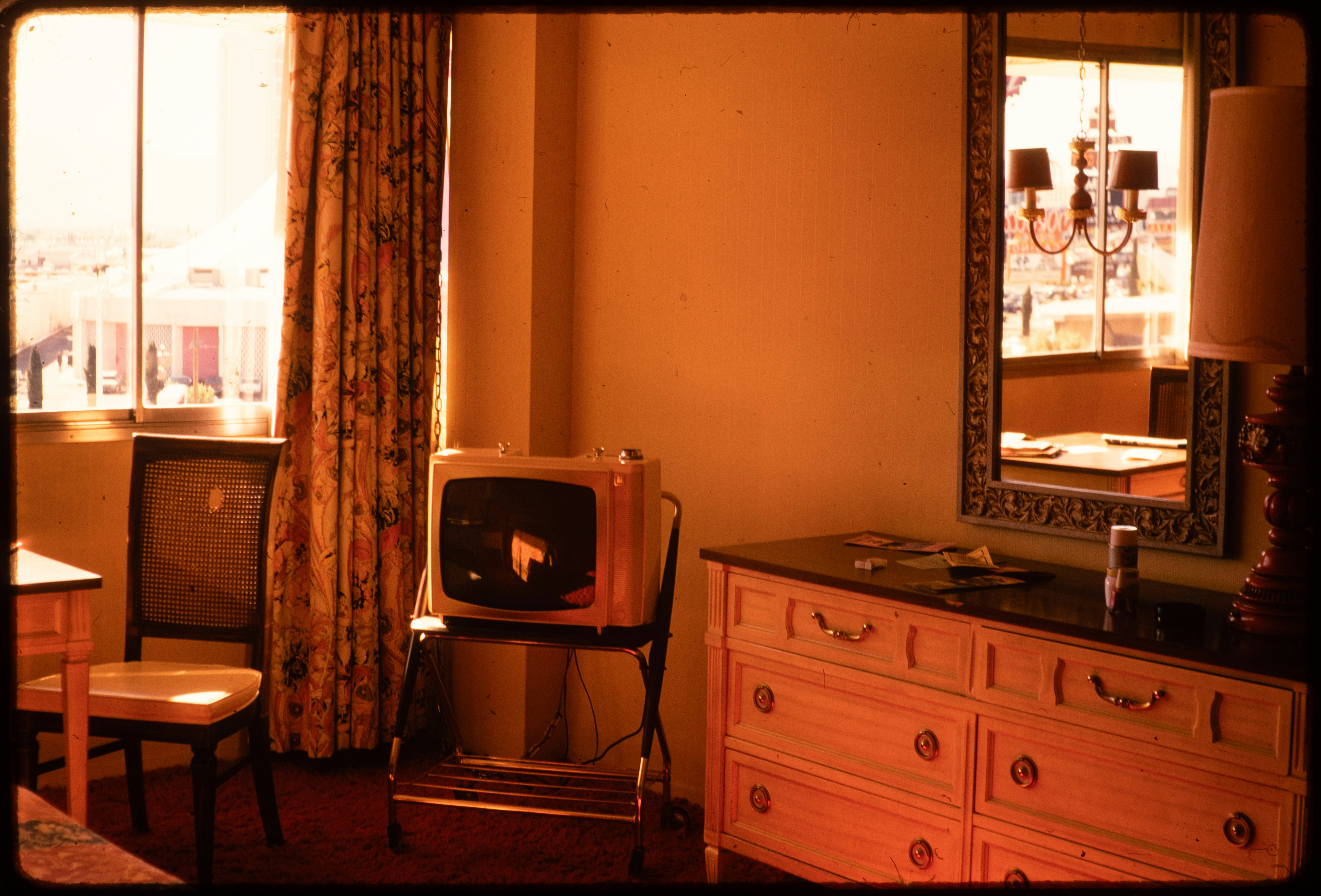 ビンテージルームのスタンドに置かれたレトロなテレビ。