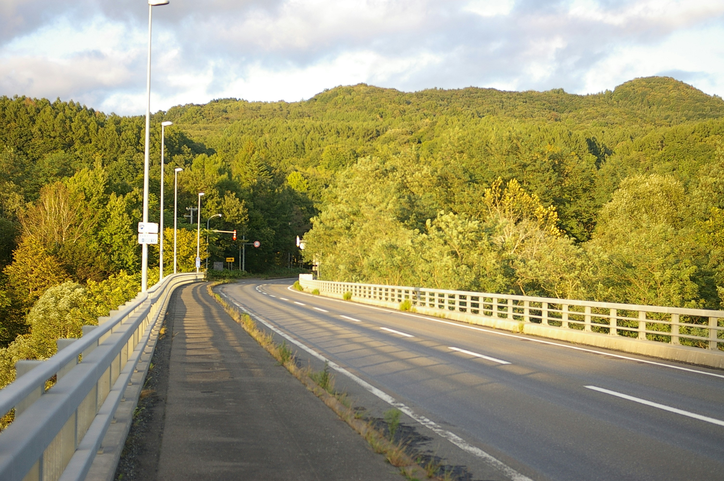 Camiones de carga cruzando un puente en ruta comercial