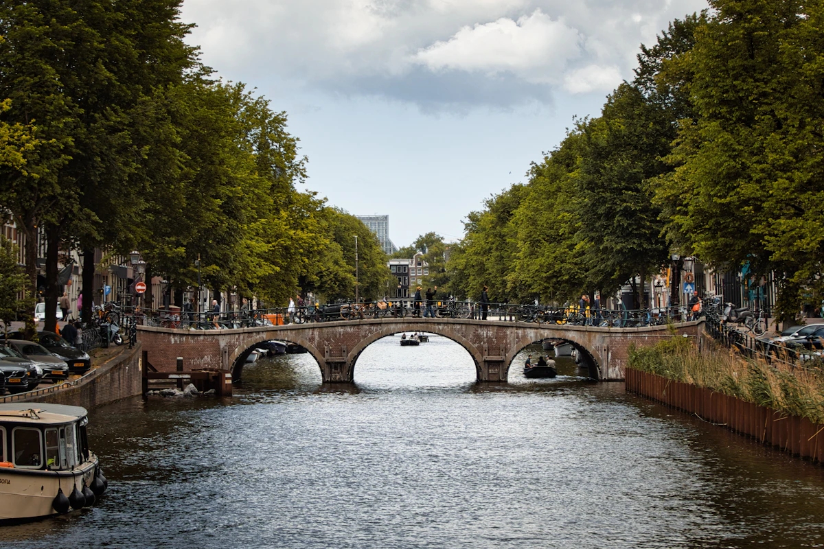 Gracht met Bomen langs het water Woongebouw