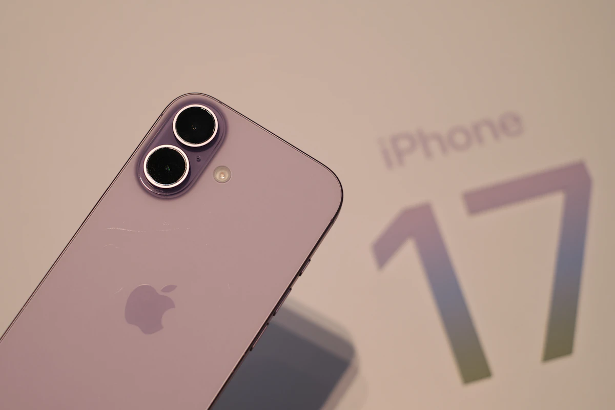 iPhone Duo abierto mostrando su pantalla interior de 7,6 pulgadas