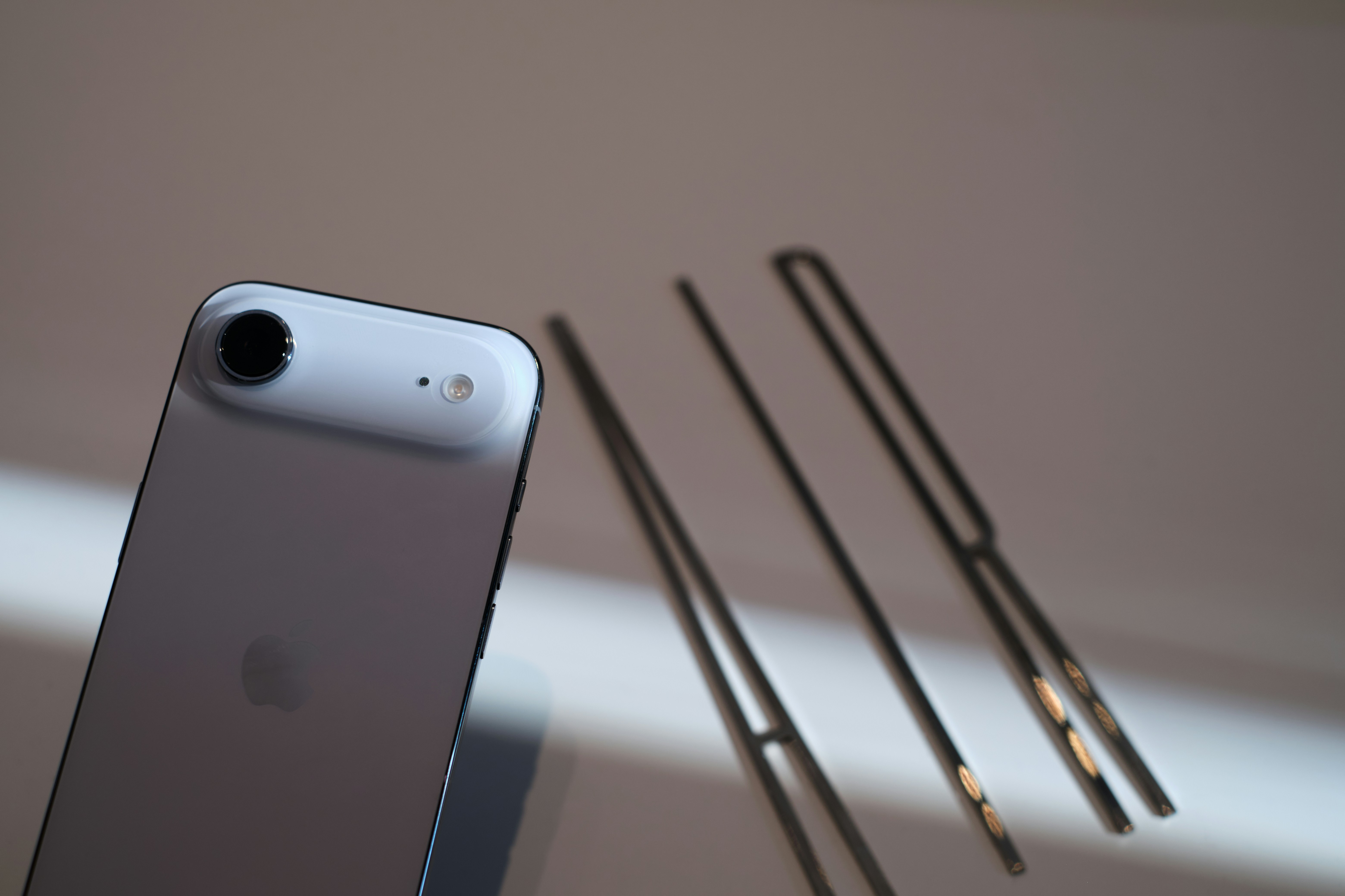 白い表面にスマホと箸を