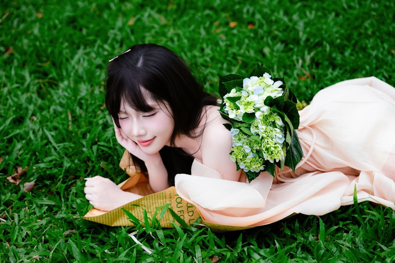 BBW heureuse allongée dans l’herbe Osaka