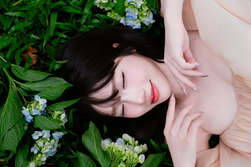 BBW japonaise allongée dans l'herbe fleurie
