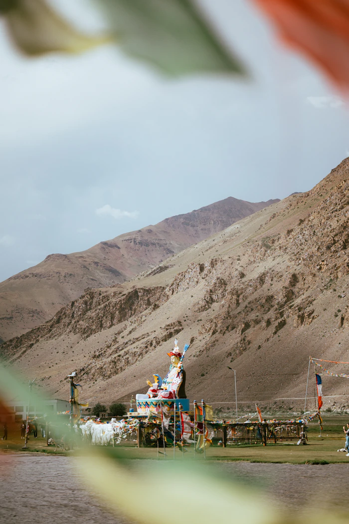 Stupa bouddhiste avec drapeaux de prière colorés, Ladakh