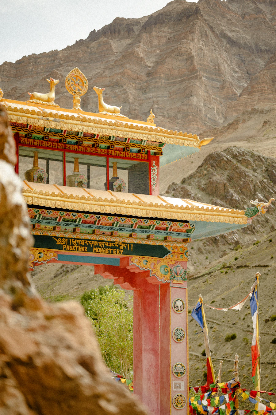 Temple bouddhiste avec drapeaux de prière et montagnes au Ladakh