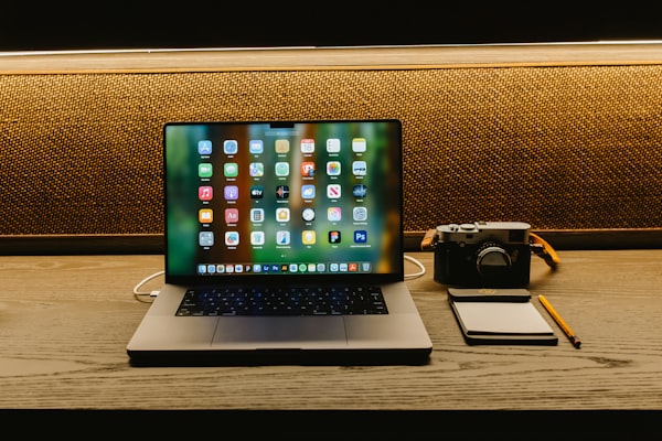 Freelance travaillant sur ordinateur portable avec outils IA de productivité
