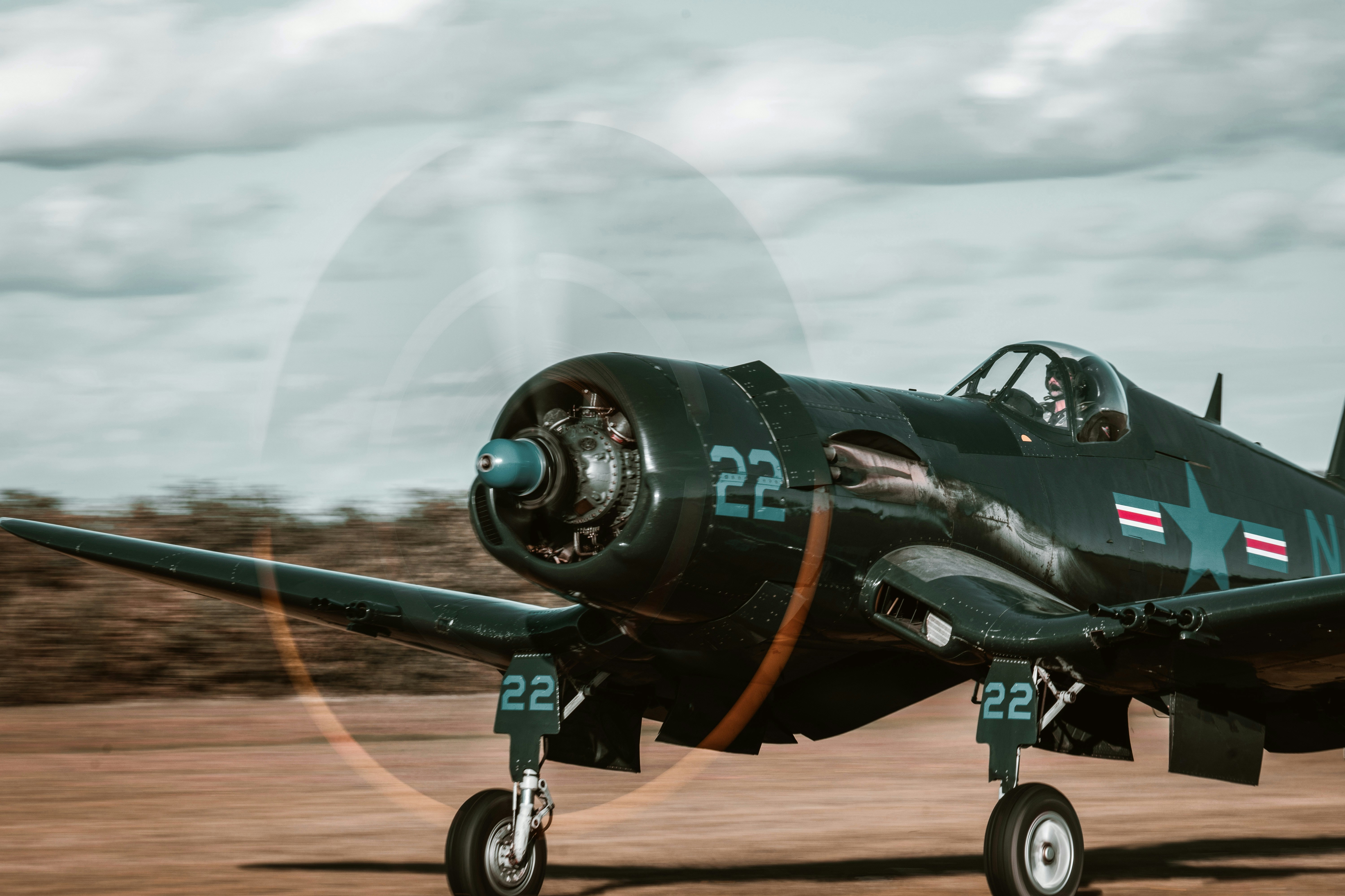 Ein dunkelblaues Vintage-Flugzeug auf einer Landebahn