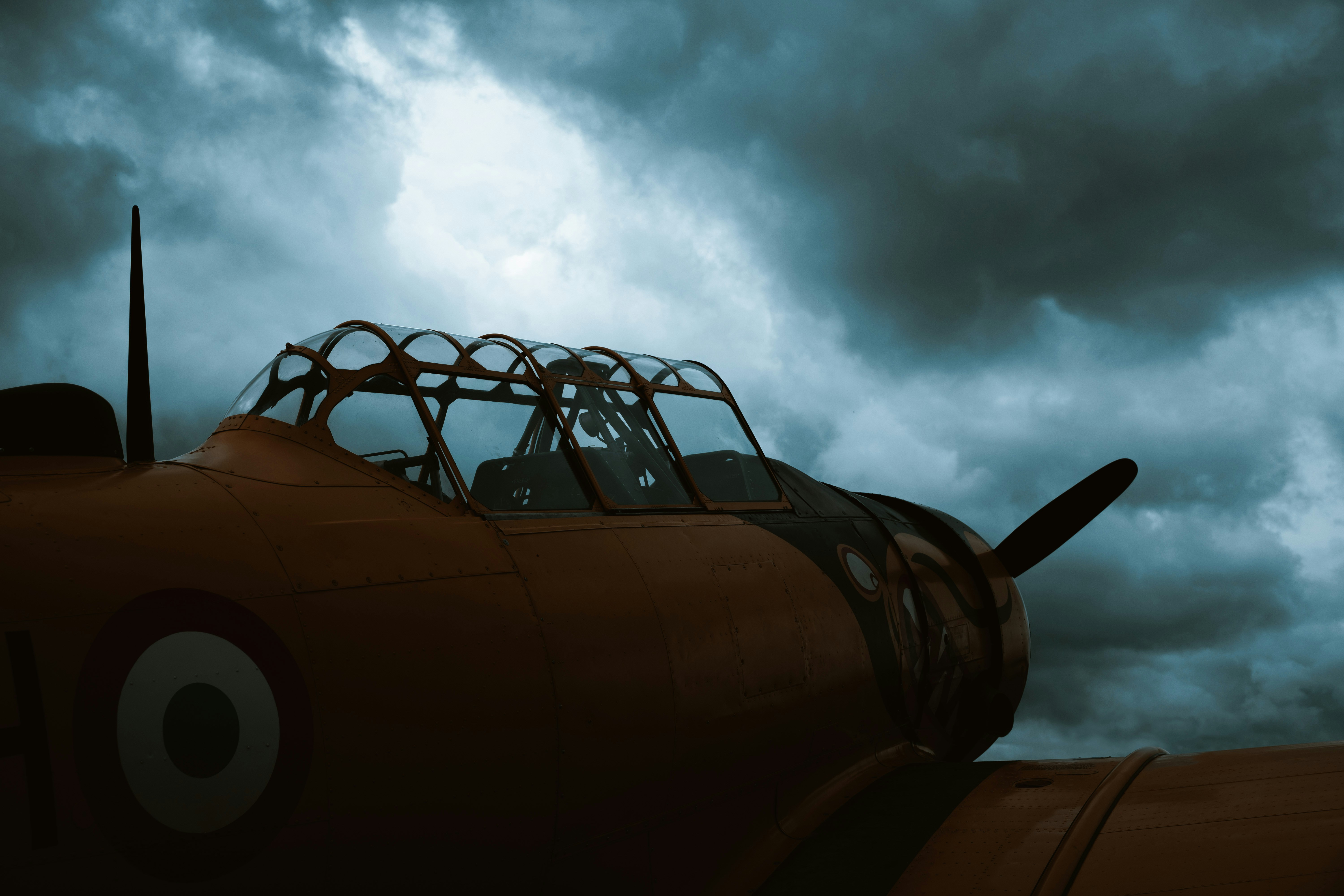 Orangefarbenes Flugzeugcockpit vor stürmischem Himmel