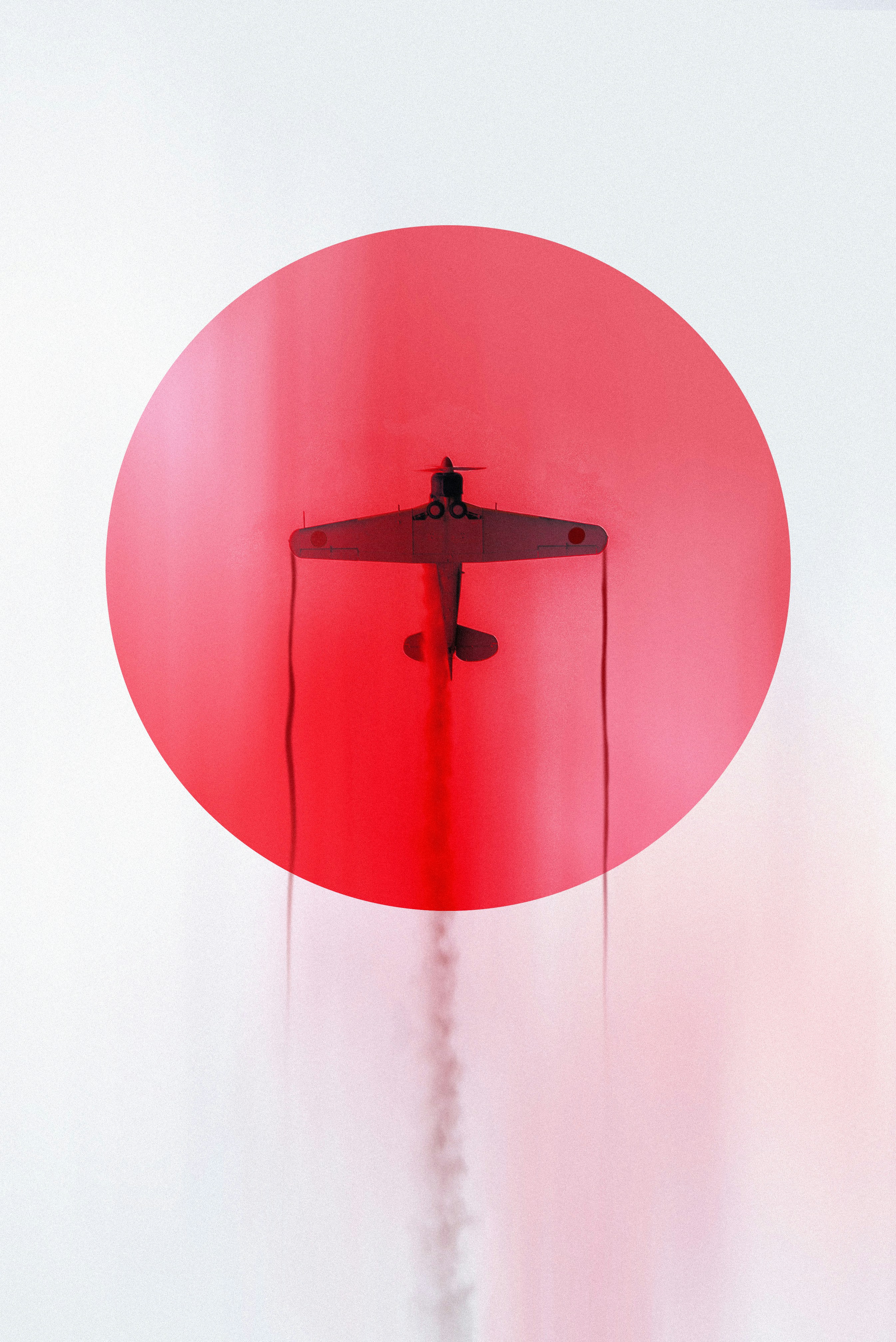 Ein roter Kreis mit einer Schattenspur auf weißem Hintergrund