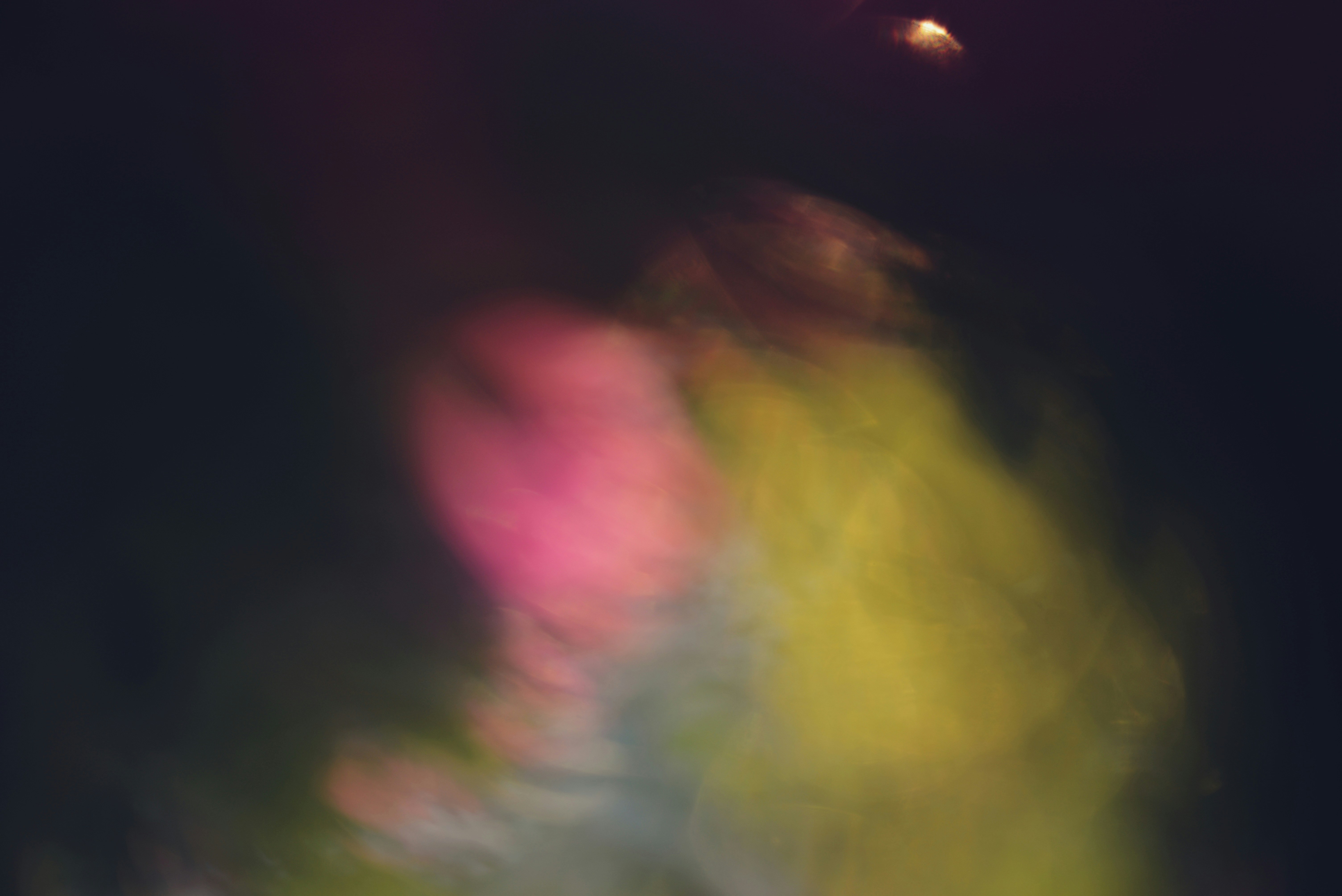 Colores abstractos borrosos con una pequeña luna en el cielo