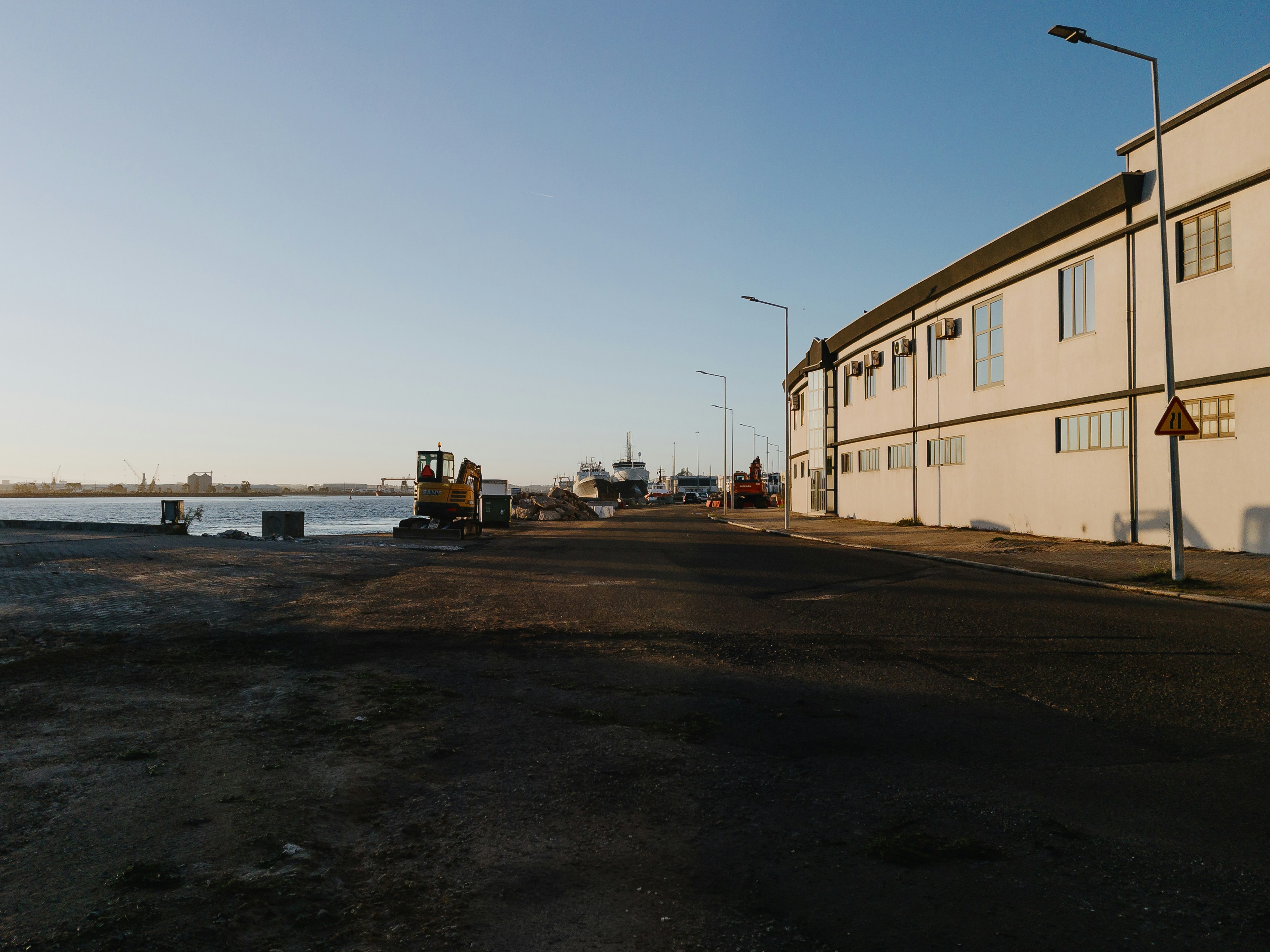 Lungomare industriale con edifici e attrezzature per l'edilizia