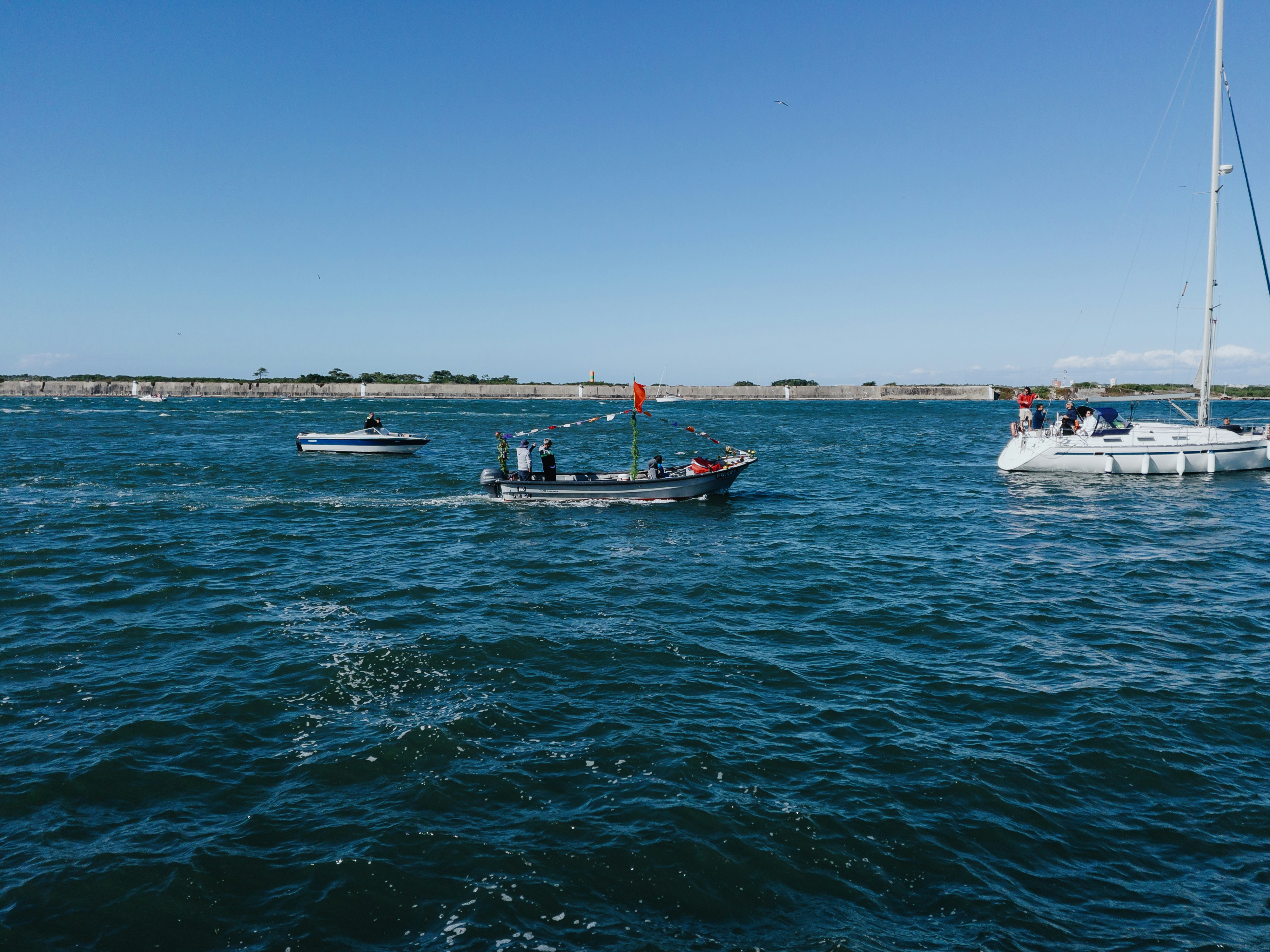 Barche che navigano in una giornata limpida