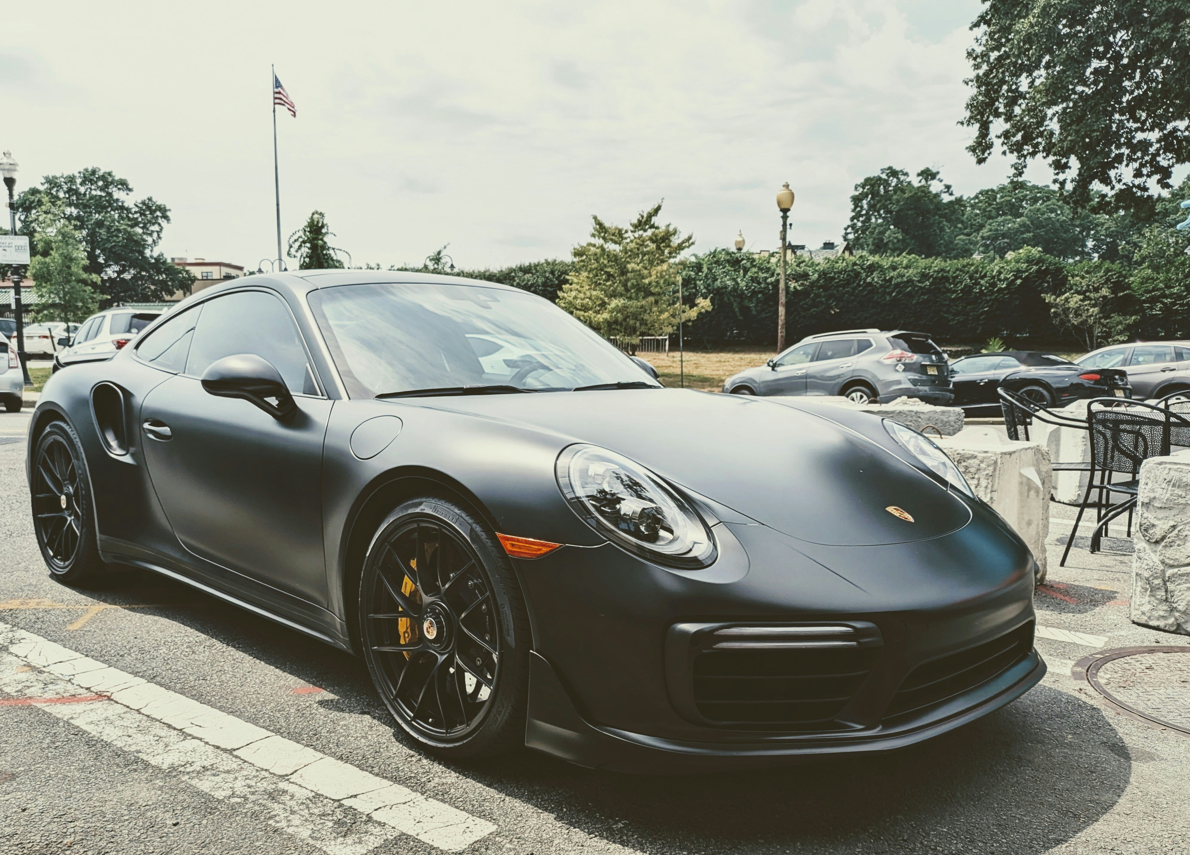 Mattschwarzer Porsche 911 turbo s im Freien geparkt.