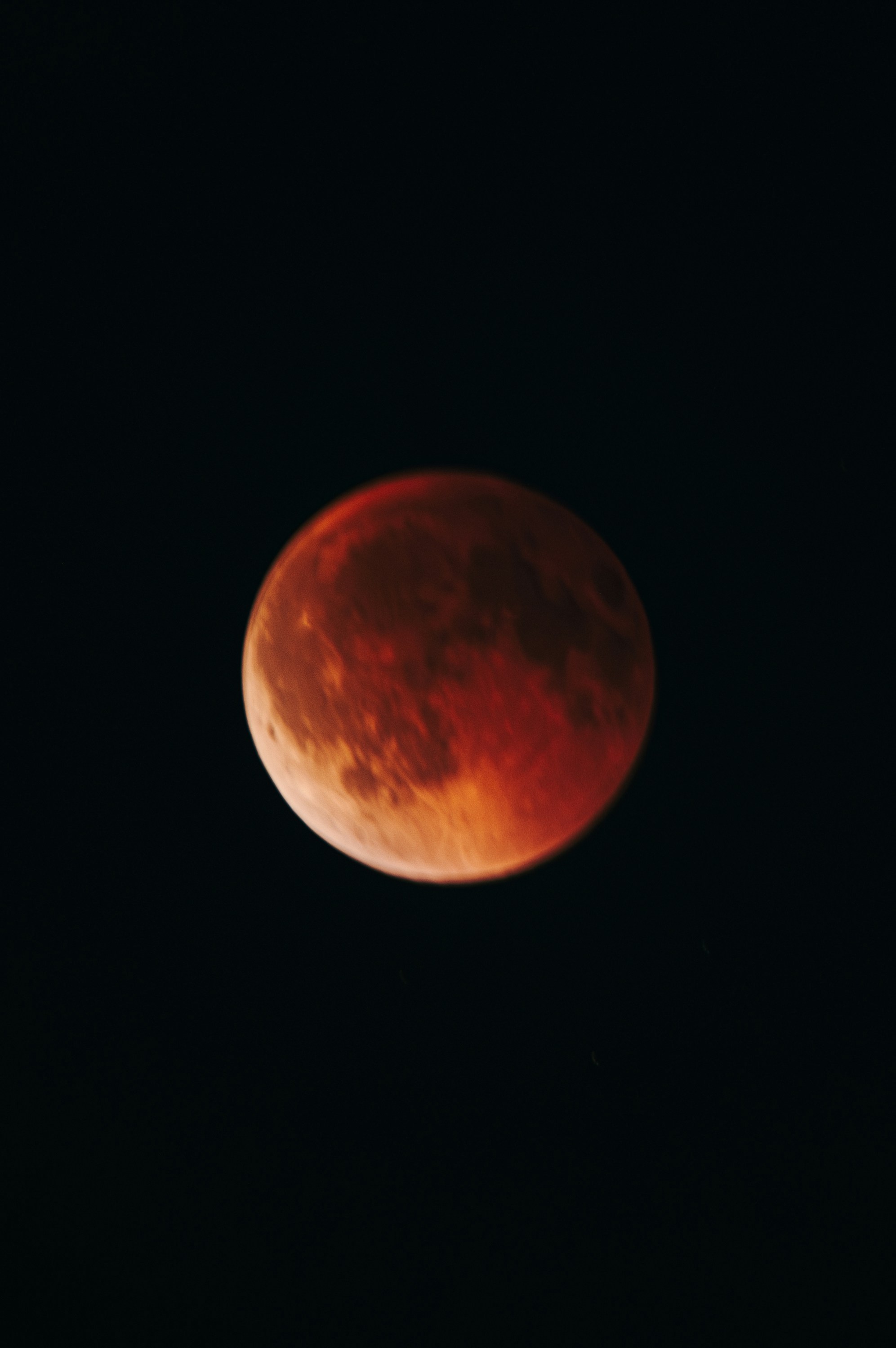 A blood moon lunar eclipse in the dark sky. photo – Free Space Image on  Unsplash, image size:3000x4508