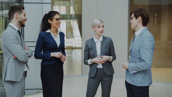 Professionelles Team im Gespräch
