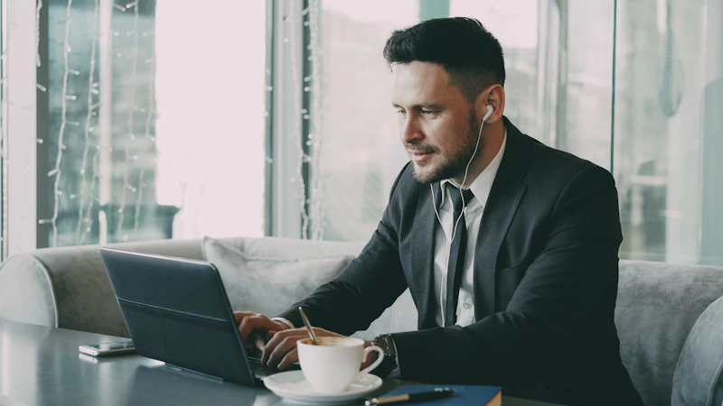 Hombre de negocios trabajando en laptop, éxito con Semrush.