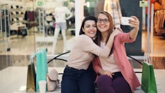 Persona usando su movil gratis para generar dinero en Espana