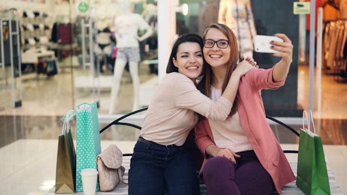 Personas preparando productos para vender por internet en Espana