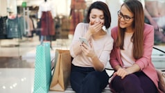 Jeunes femmes consultant un smartphone ensemble