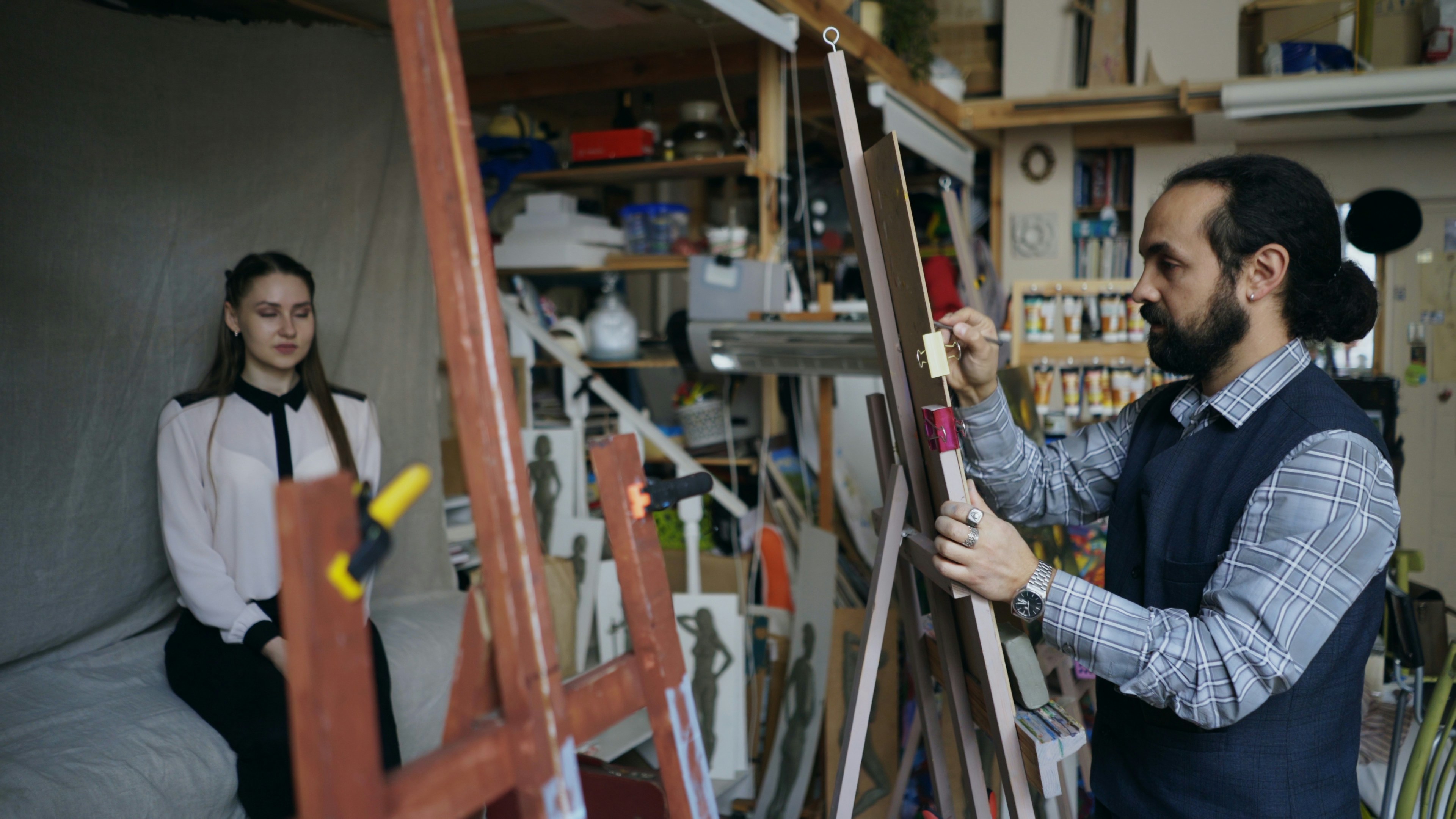 Zespół rzemieślników przy realizacji muralu w przestrzeni hotelowej