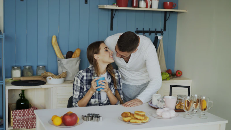 Padre e hija compartiendo un momento en la cocina de casa