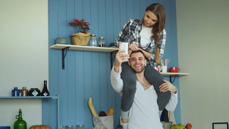 couple prenant un selfie dans la cuisine