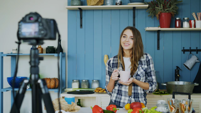 Creadora grabando contenido de cocina para redes sociales