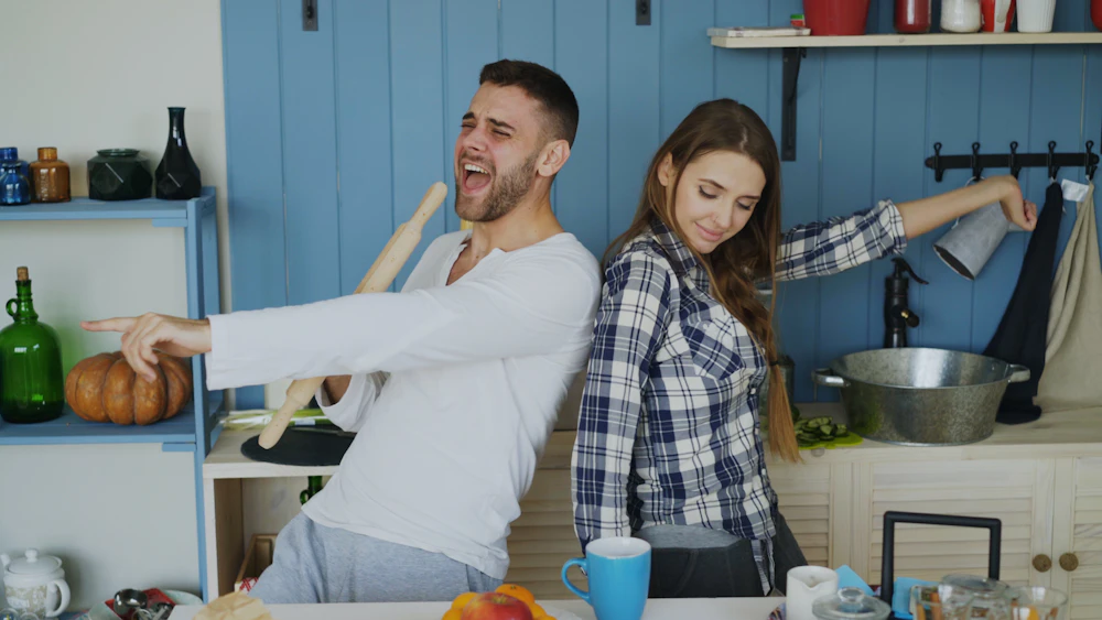 זוג ליד מטבח מודרני