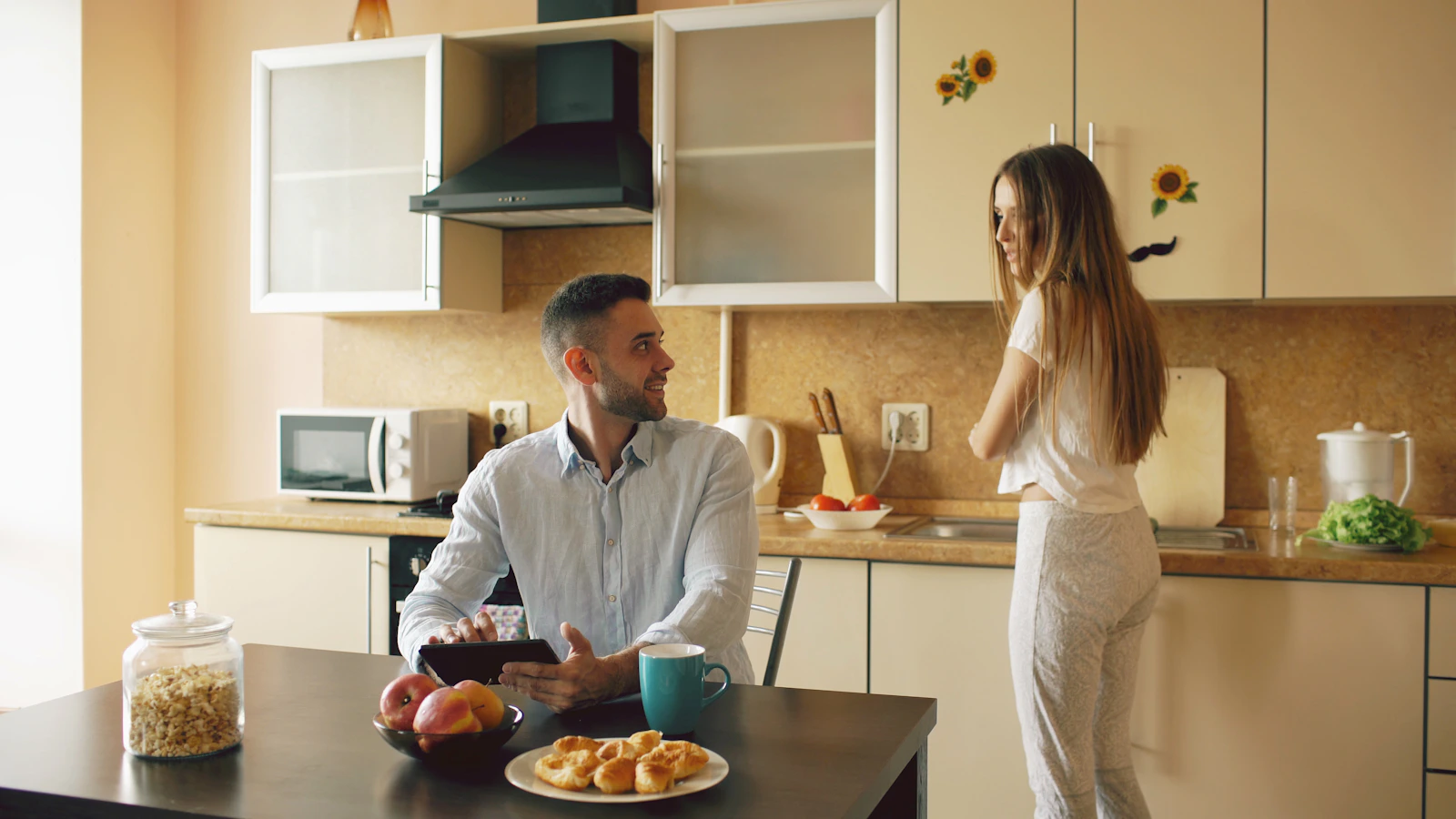 Couple having a serious conversation at home, representing fear, uncertainty and discussion about commitment