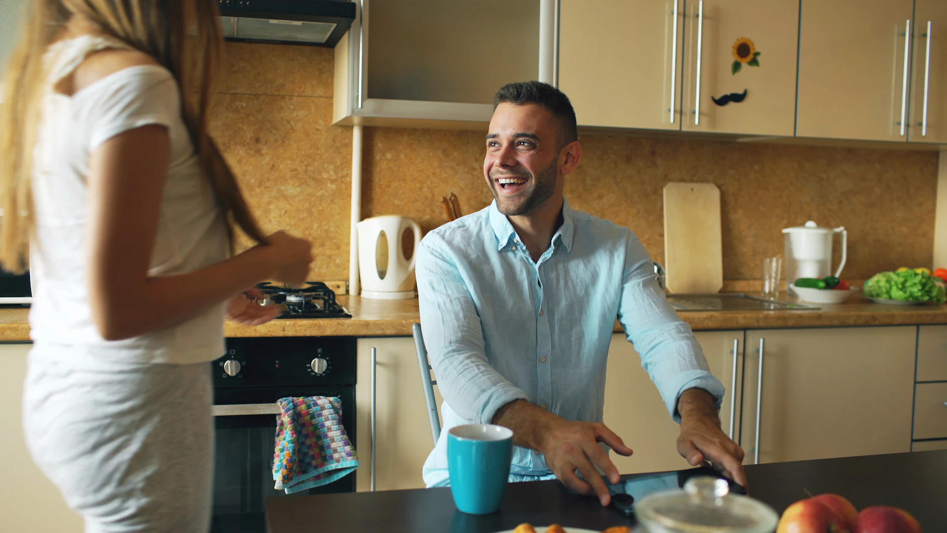 Gesprek in de keuken tussen begeleider en cliënt