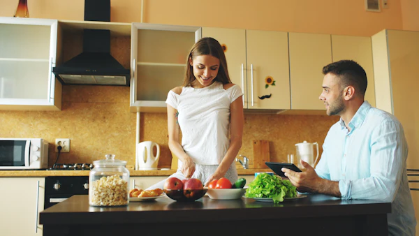 Couple préparant des repas ensemble dans une cuisine moderne