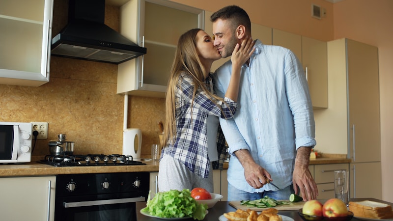 Beso en cocina moderna