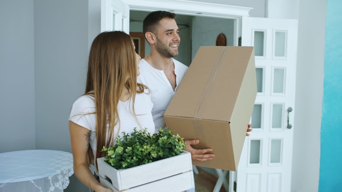 Coppia porta scatole nel nuovo appartamento - traslochi residenziali Roma Freccia Srl