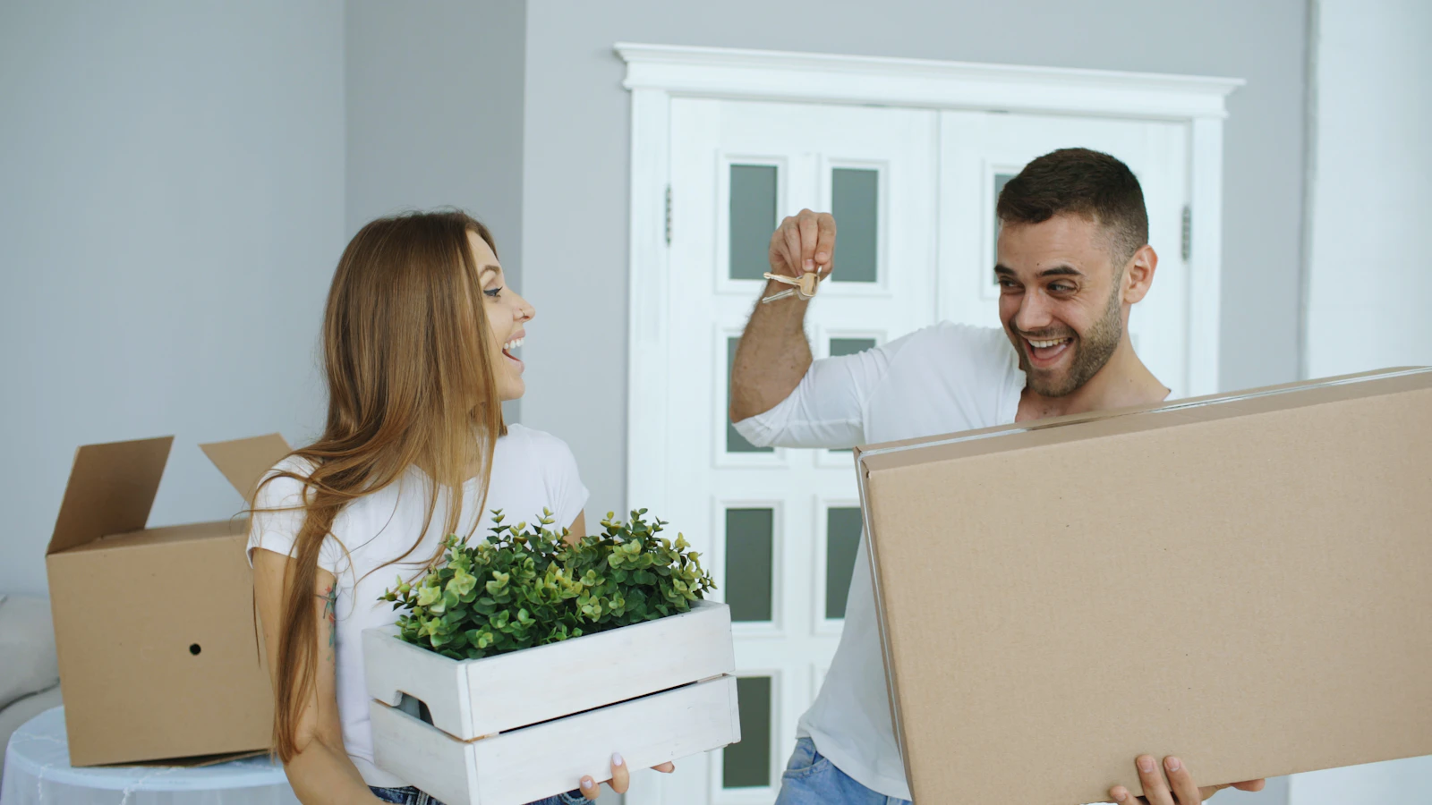 Pareja celebrando con las llaves de su nueva casa