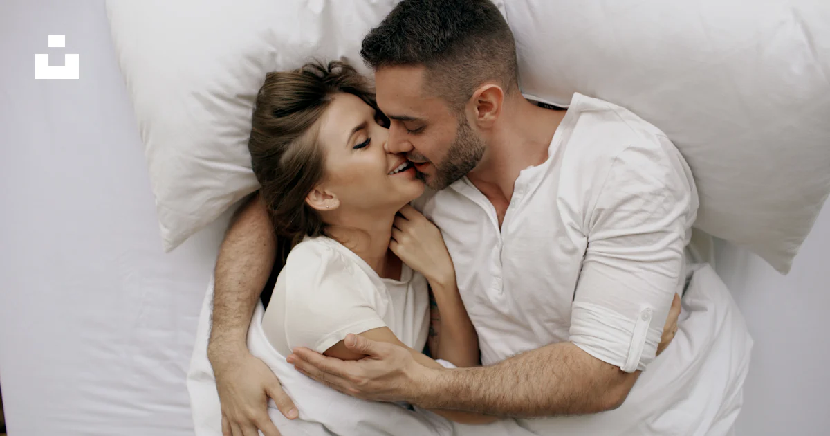 Besando Pareja besándose apasionadamente en la cama foto – Imagen de Pareja ...