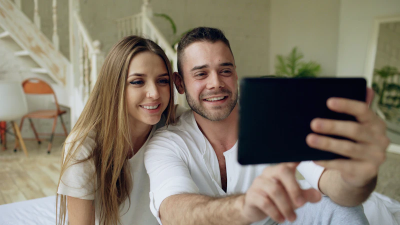 couple prenant un selfie avec une tablette