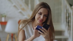 Mujer comparando precios y generando ingresos extra desde su smartphone