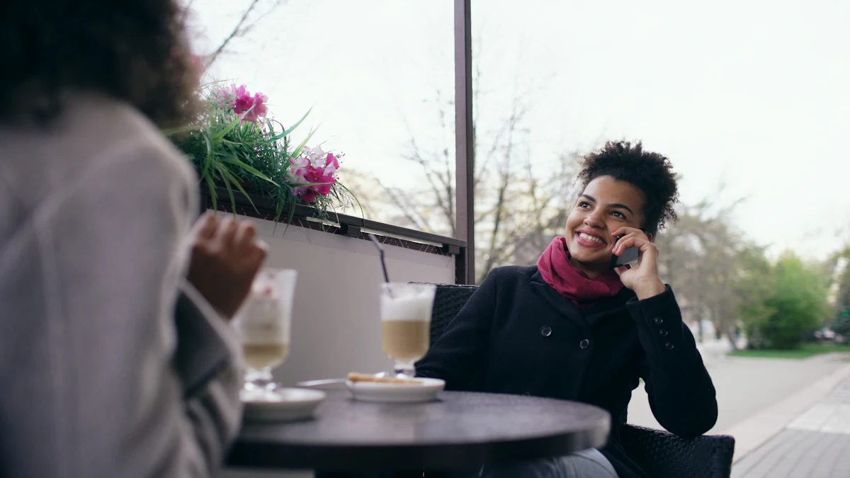 Conversación en una terraza al aire libre, dos personas con bebidas en la mesa