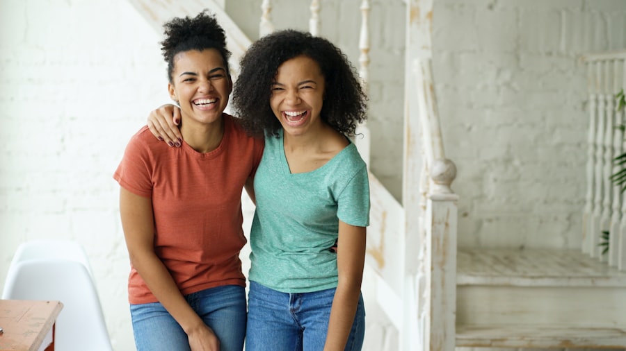 Deux jeunes femmes africaines complices, riant ensemble
