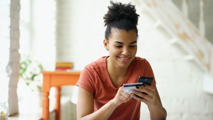 Persona real completando una compra en línea desde su celular