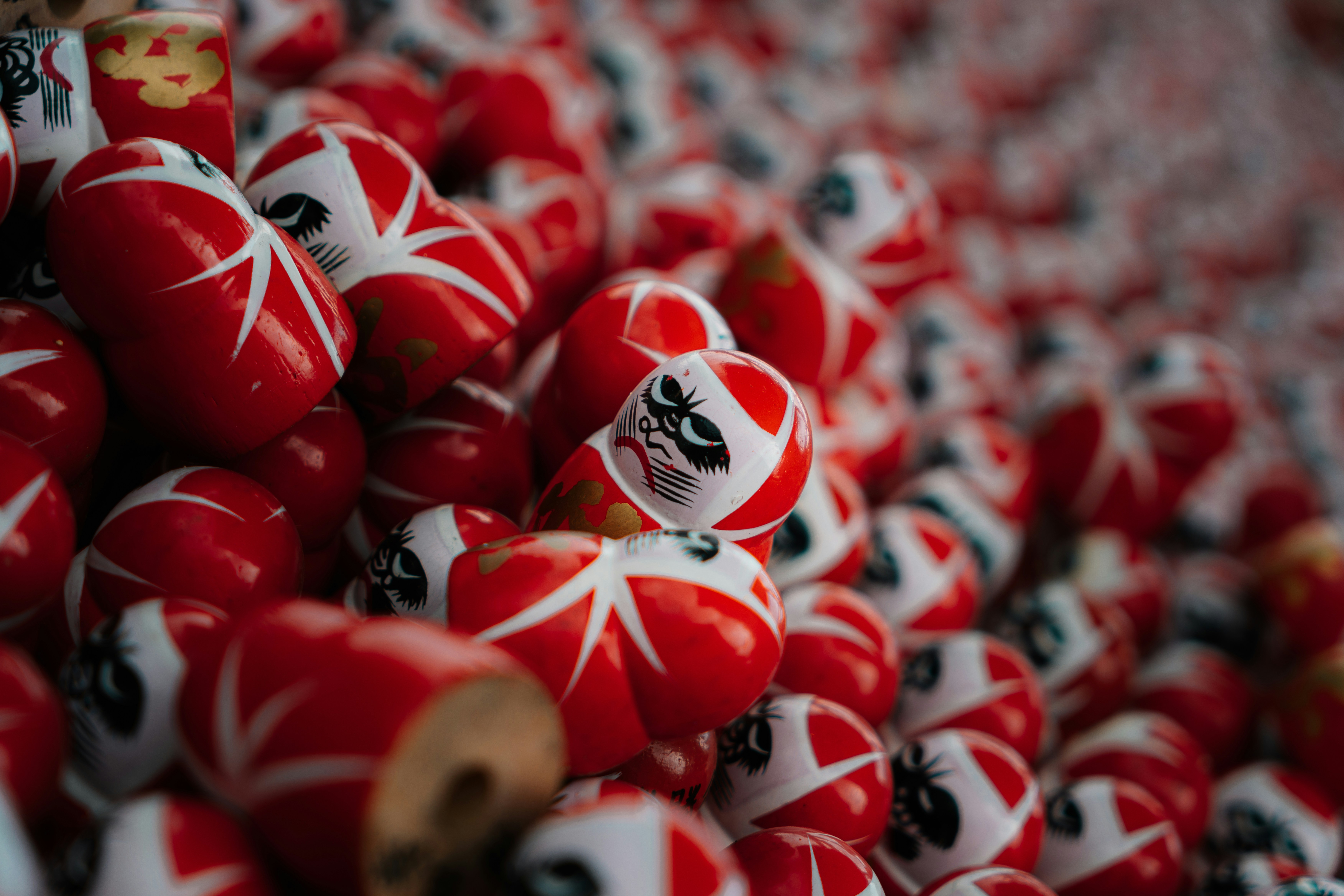 Bolillas numeradas de lotería en primer plano durante un sorteo