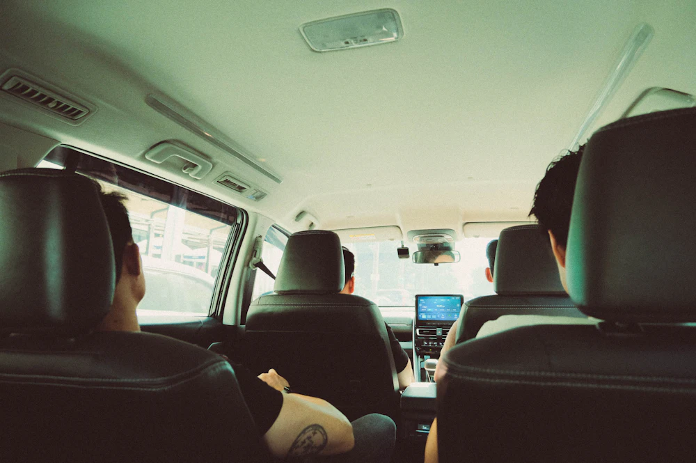 Passagers installés à l’arrière d’un minivan de luxe avec chauffeur