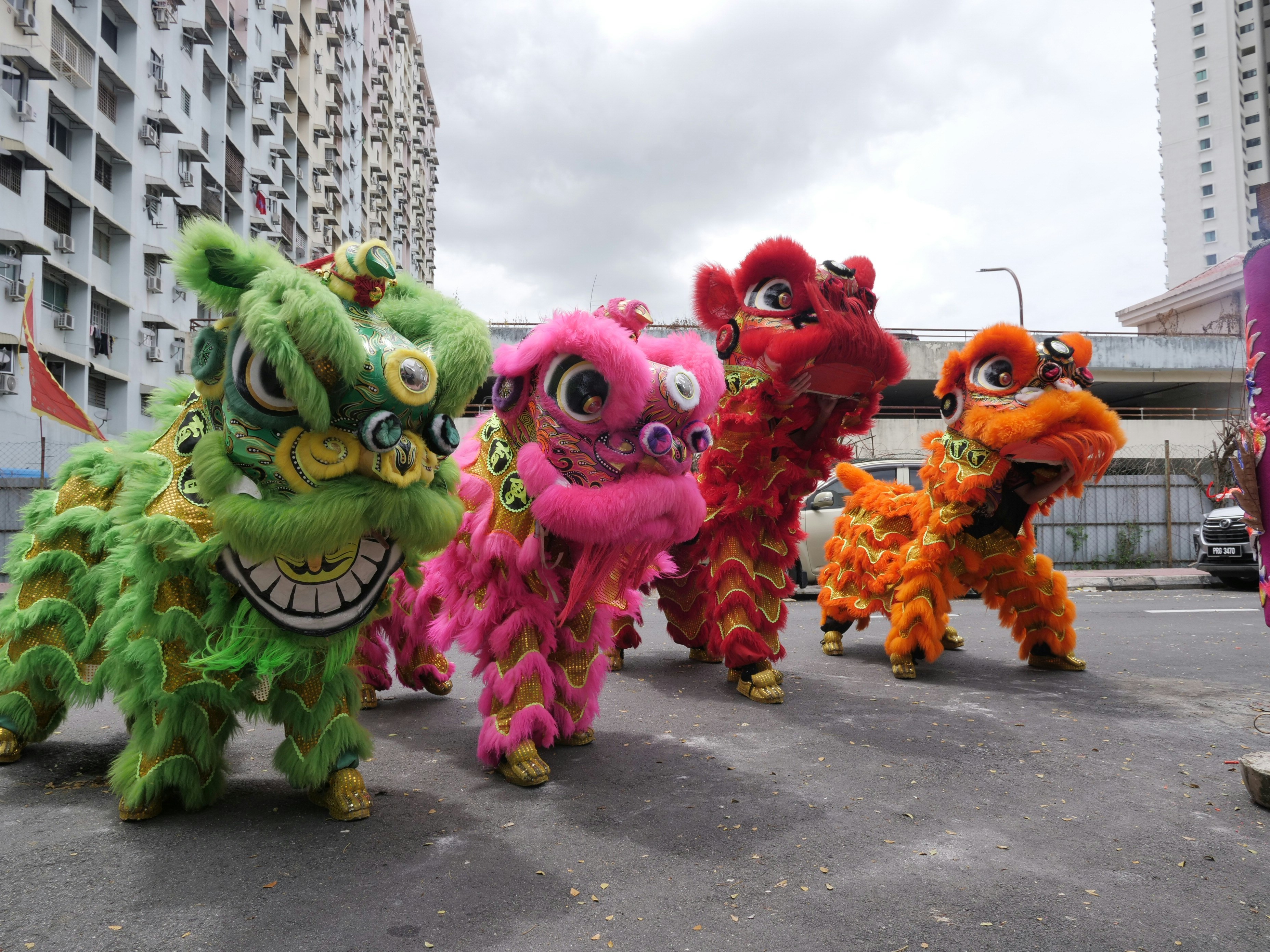 通りの4つのカラフルな獅子舞衣装。