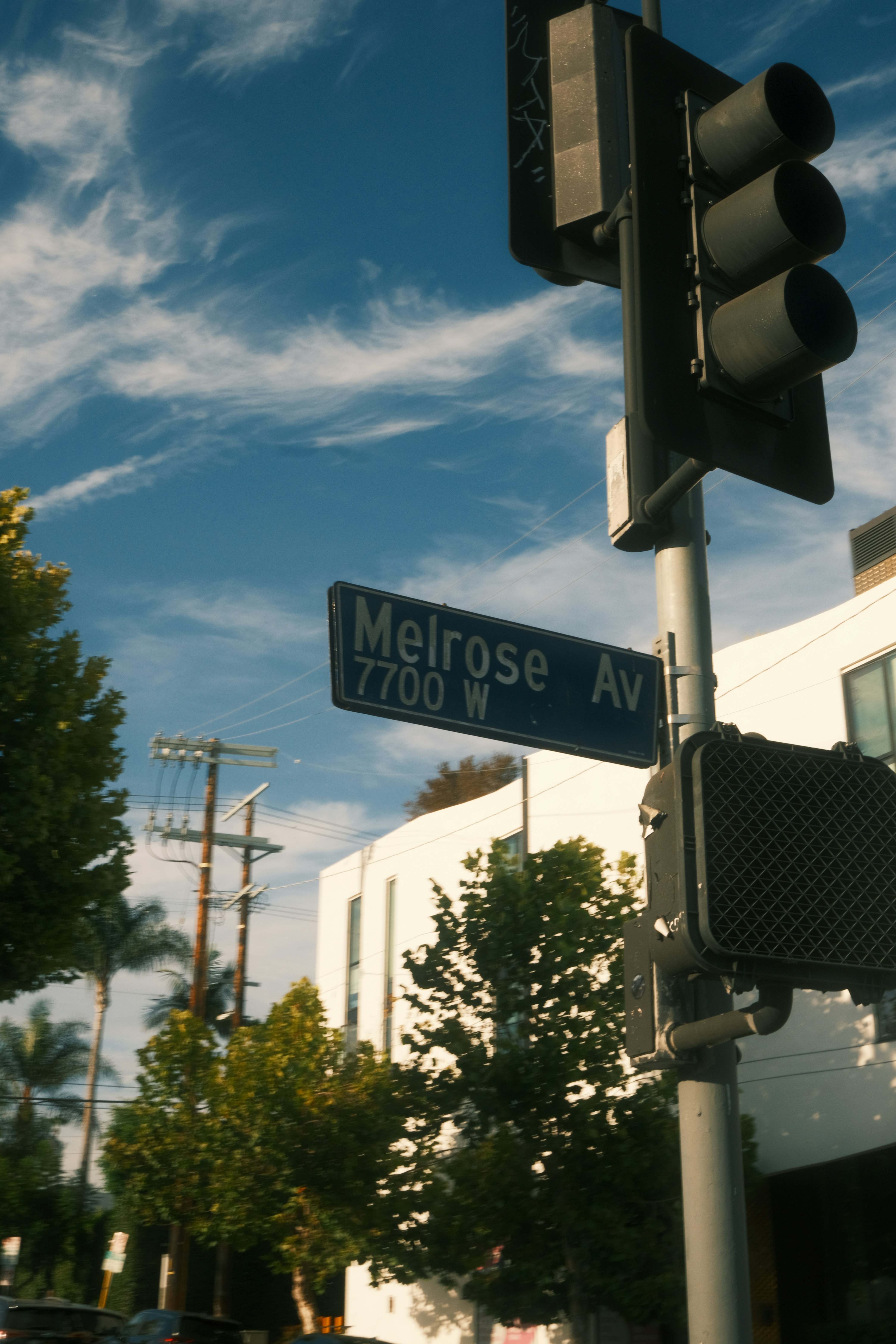 Melrose avenue street sign under blue sky