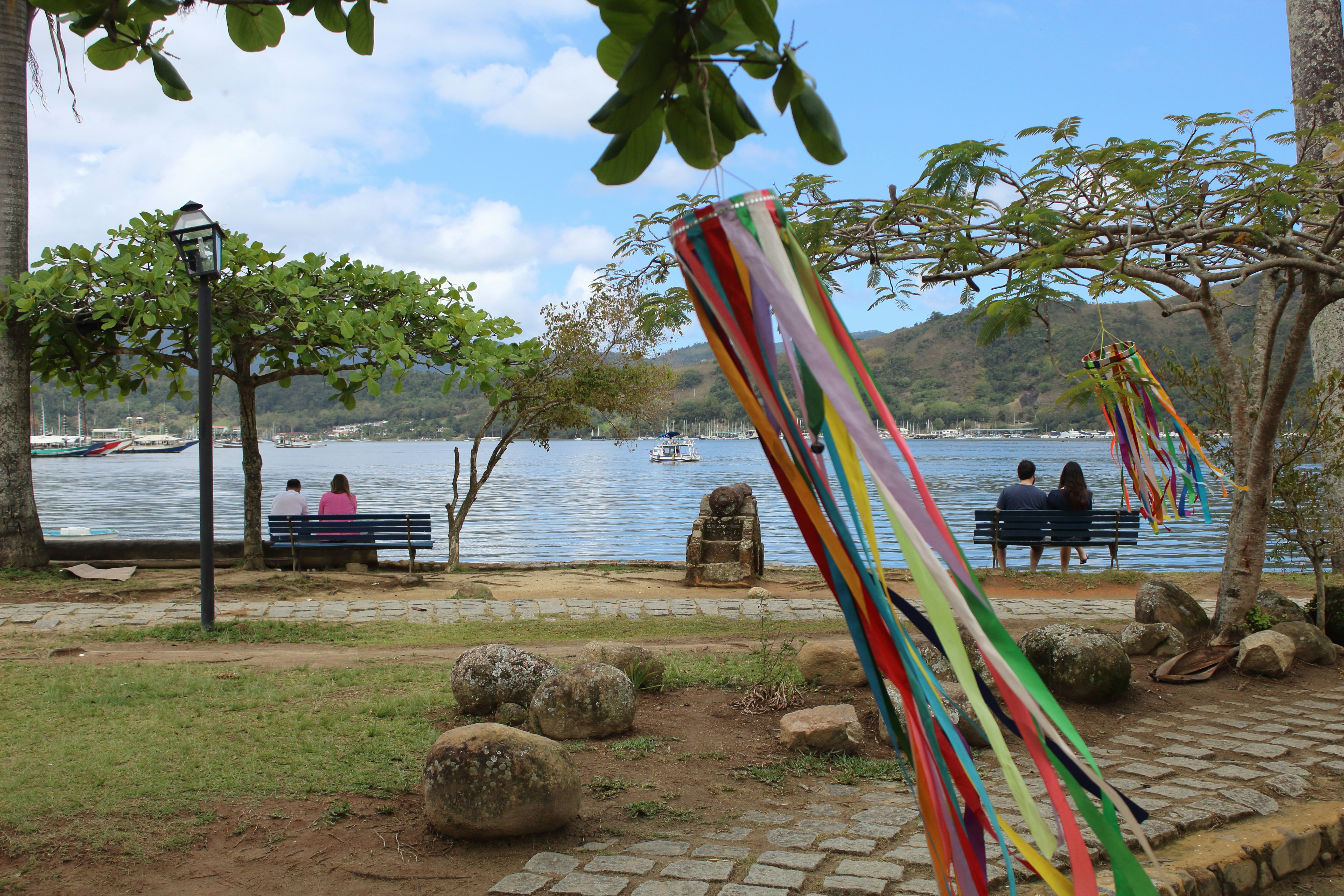 Les gens se détendent au bord de l’eau dans un parc.